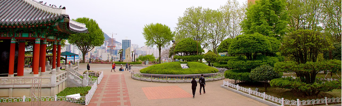 Parque Yongdusan, parque arborizado com pequeno templo, próximo a zona urbana